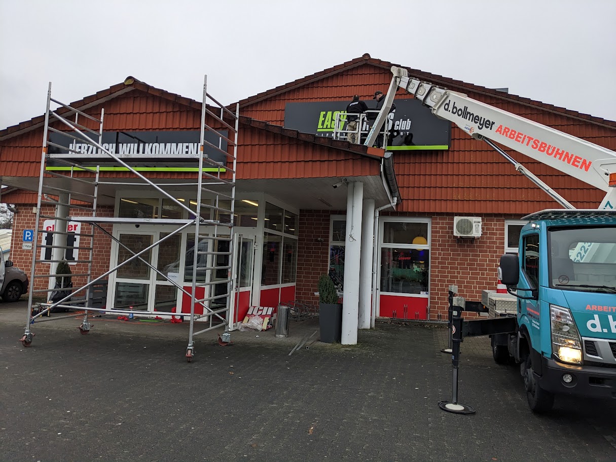 Fassadenbeschriftung mit großem Logo an einem Firmengebäude