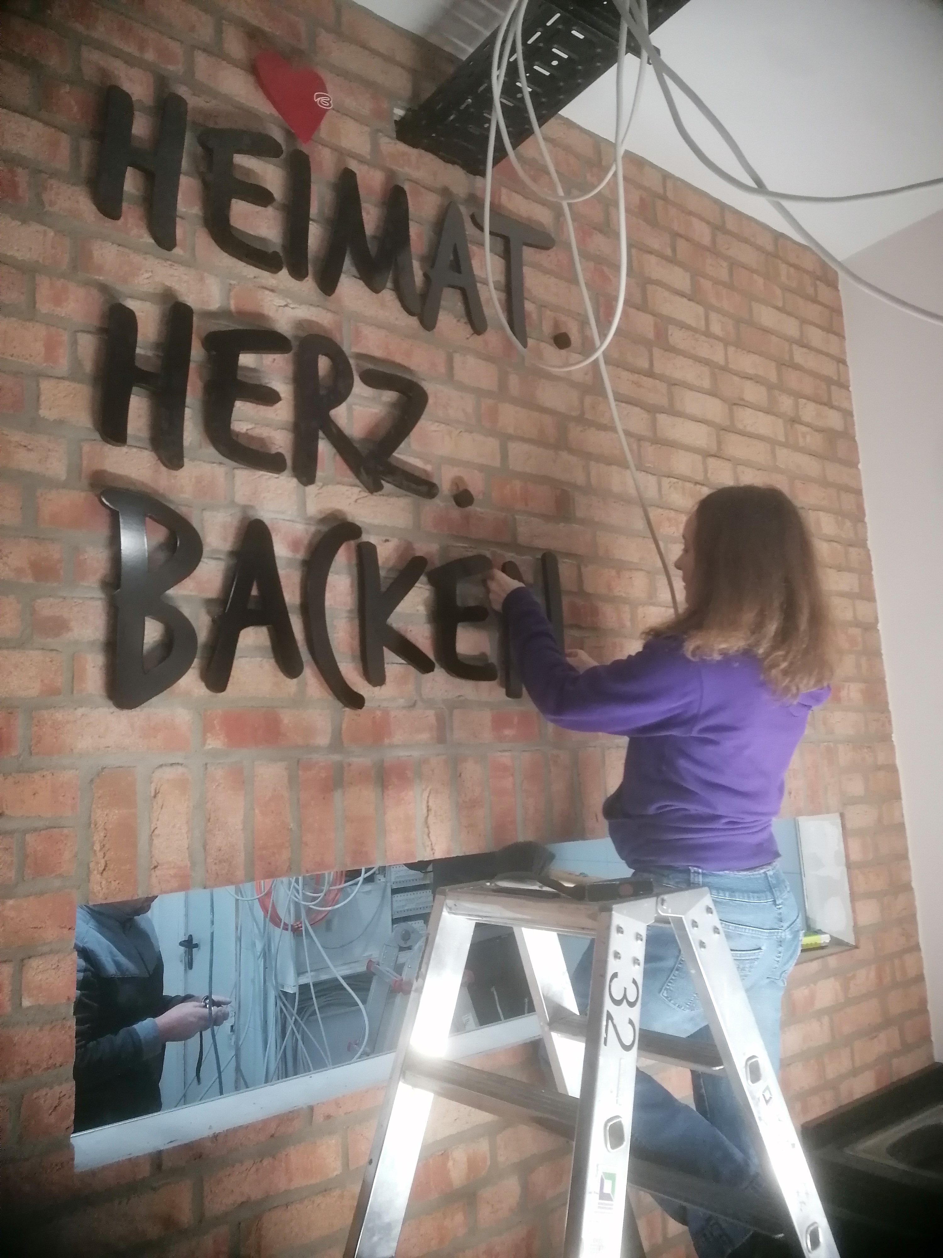 Objektfolierung an einer Innentheke oder einem Möbelstück