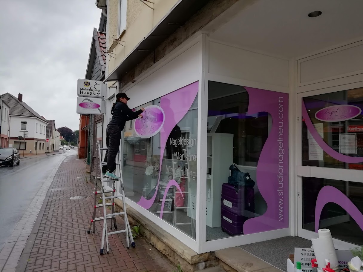 Schaufensterbeschriftung mit Werbeflächen und Öffnungszeiten