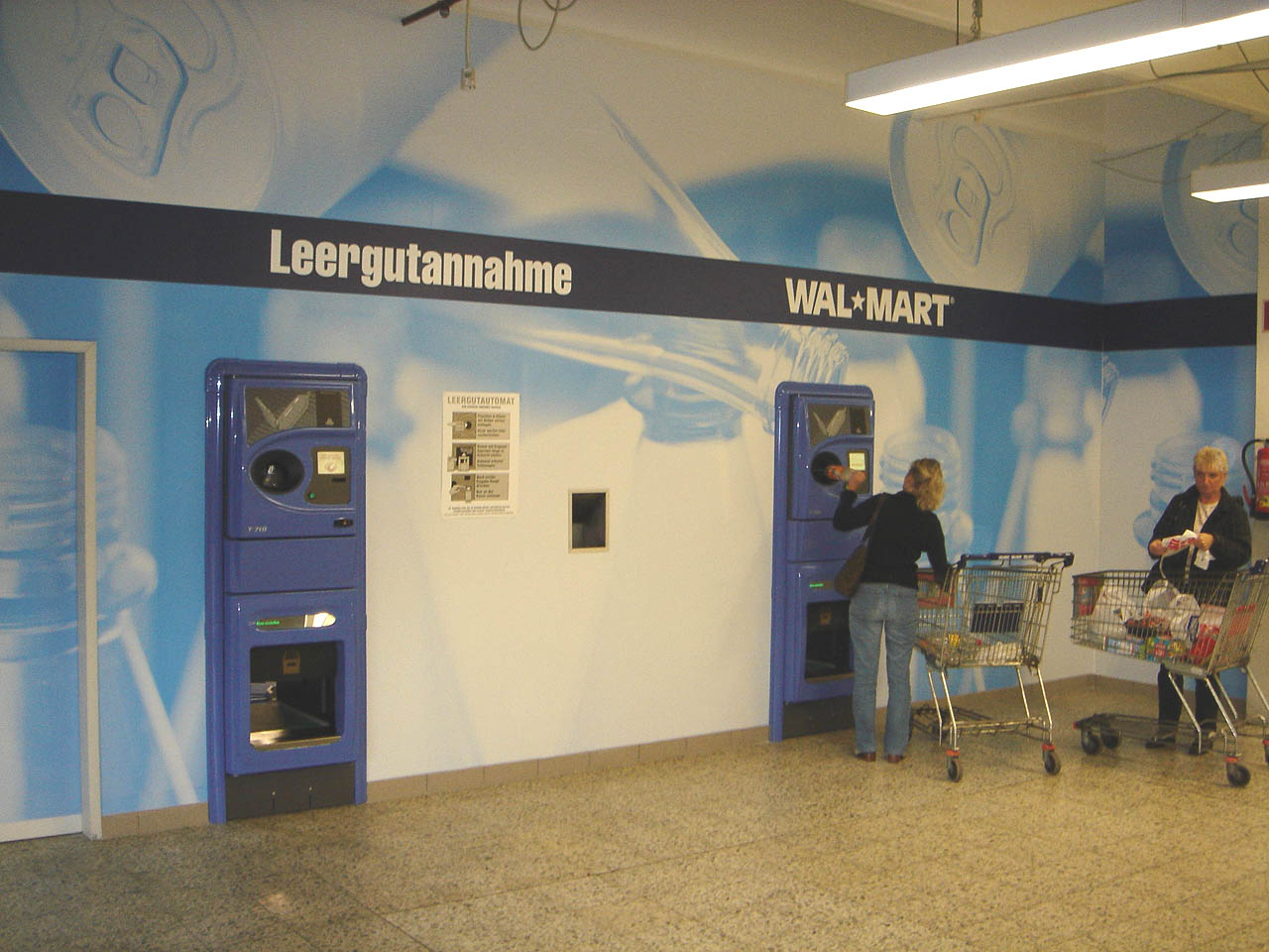 Schaufensterbeschriftung mit Werbeflächen und Öffnungszeiten