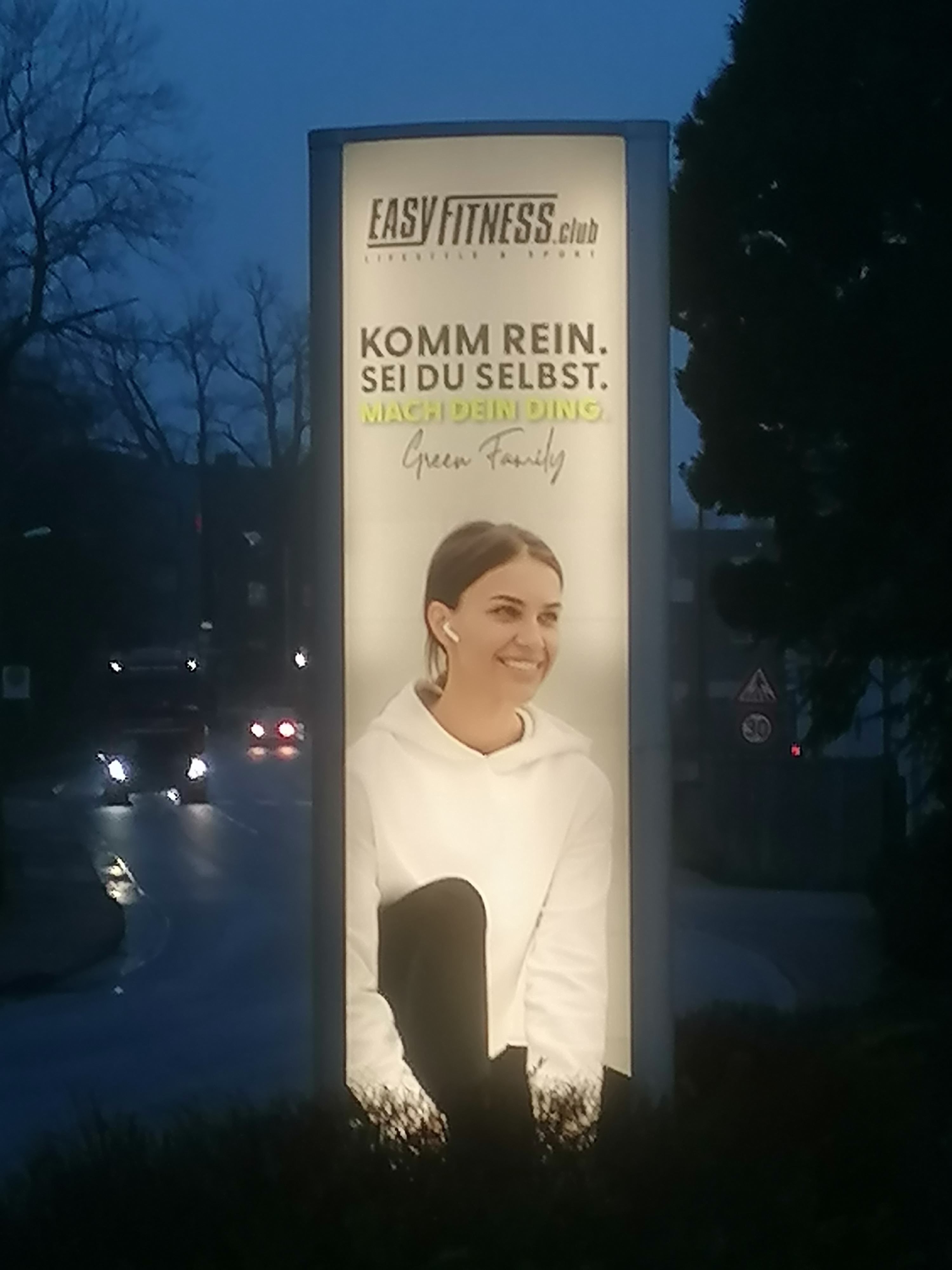 Firmenschild an einer Fassade mit Logo und Kontaktdaten