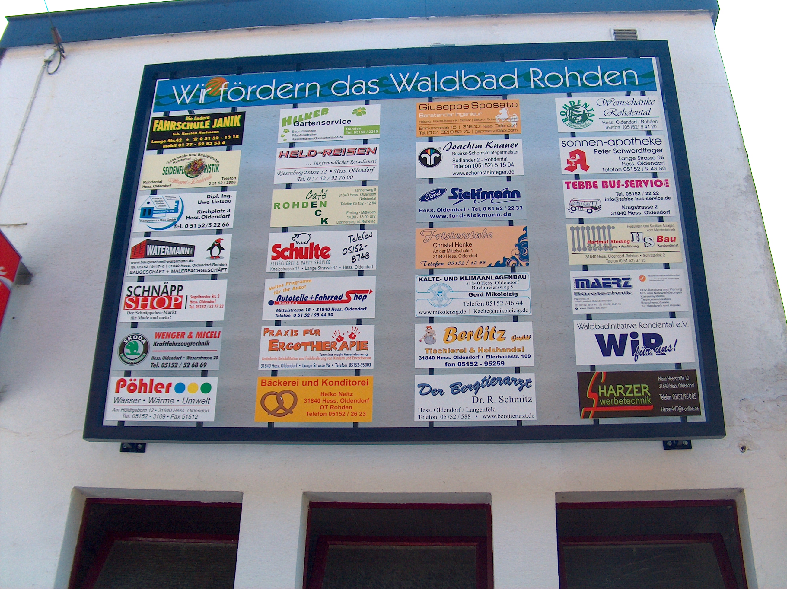 PSponsorenschild im Eingangsbereich eines Gebäudes